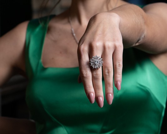 Descubra o Charme do Anel de Ouro e Diamante da The Graces