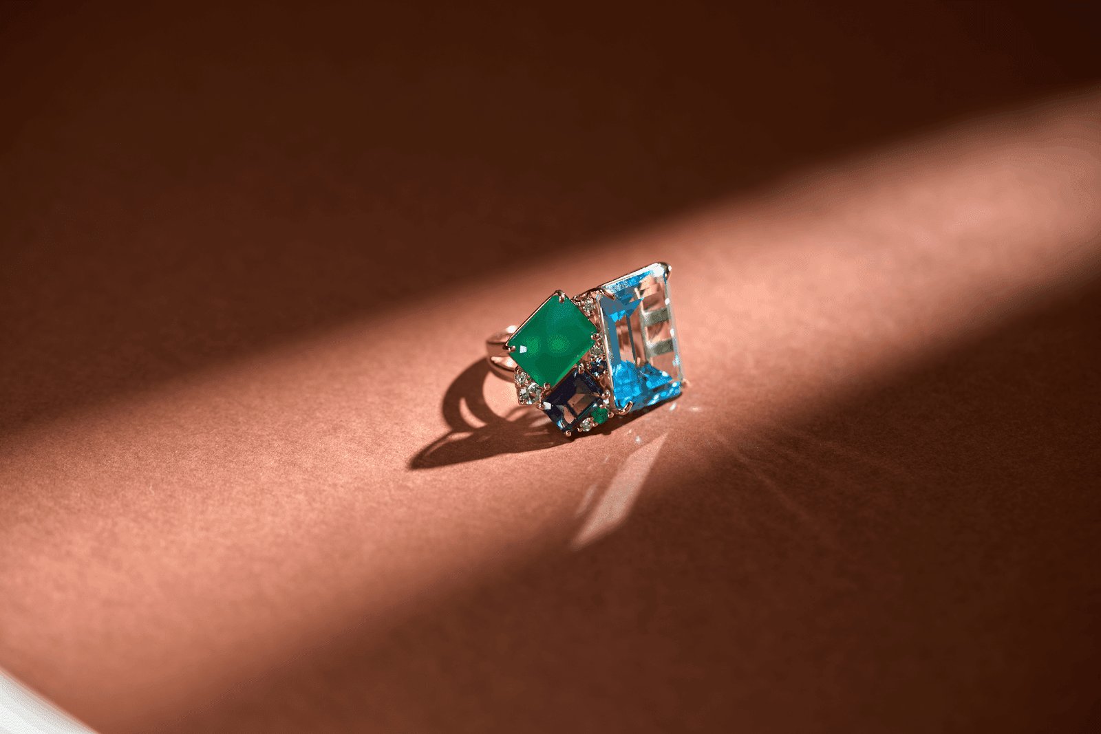 Como usar joias com pedras coloridas para transformar a estética de um visual de forma elegante