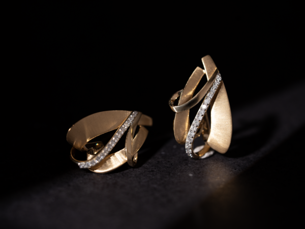 Brilhe com a Elegância dos Brincos de Ouro da The Graces