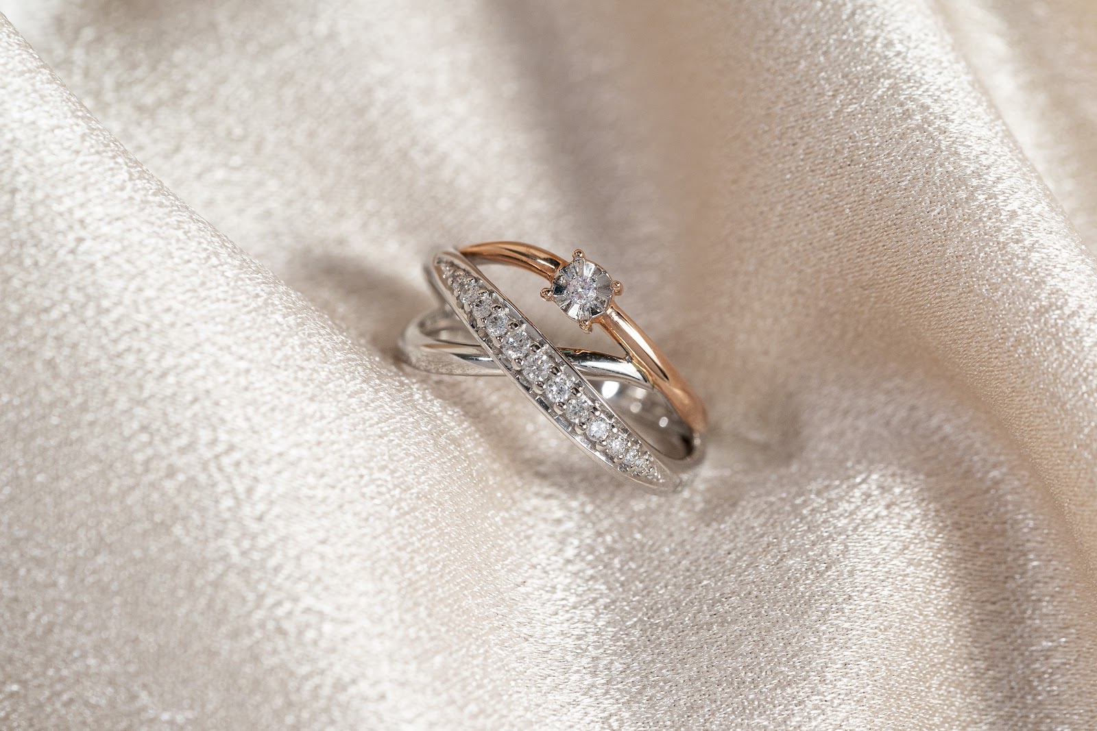 Cada detalhe das Joias em Ouro Branco com Ouro Rosé
