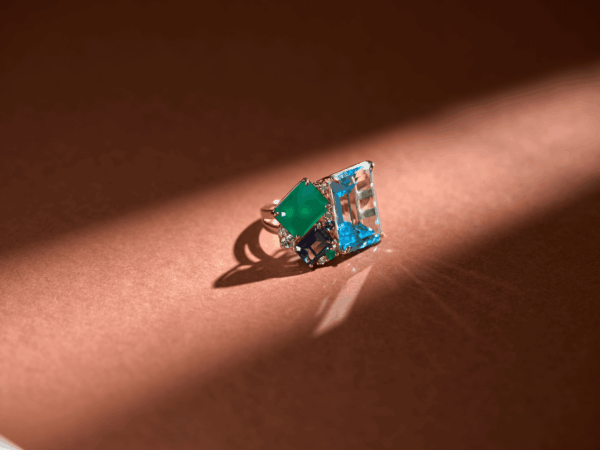 Como usar joias com pedras coloridas para transformar a estética de um visual de forma elegante